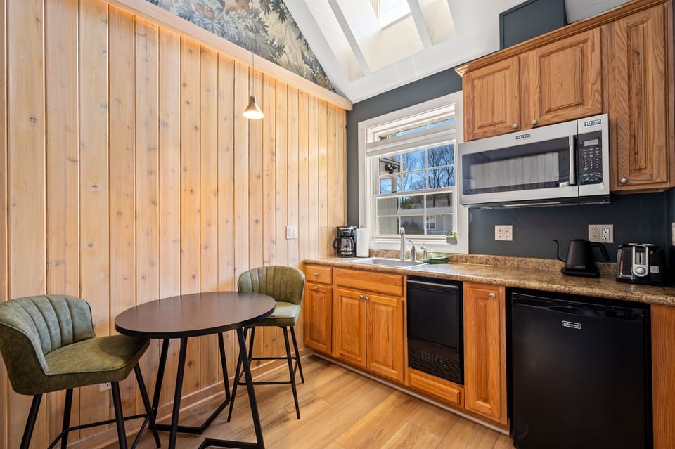Standard Suite, 1 Queen Bed, Ground Floor | Private kitchen | Microwave, coffee/tea maker