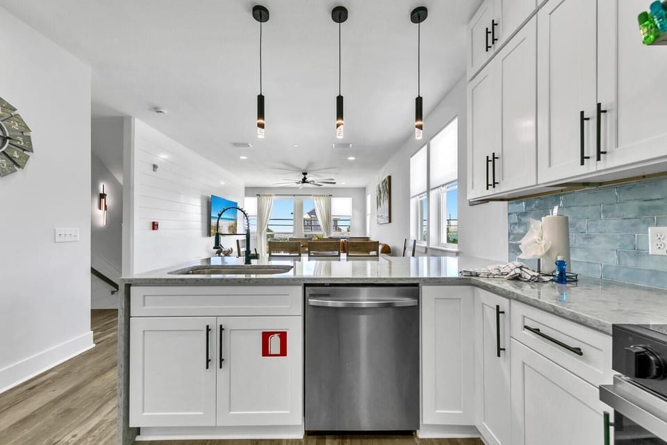 House, Multiple Beds (Golden Seashell West) | Private kitchen | Oven, toaster