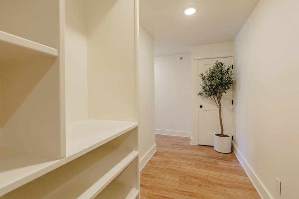 Presidential Room, City View, Corner | Laptop workspace, blackout drapes, free WiFi