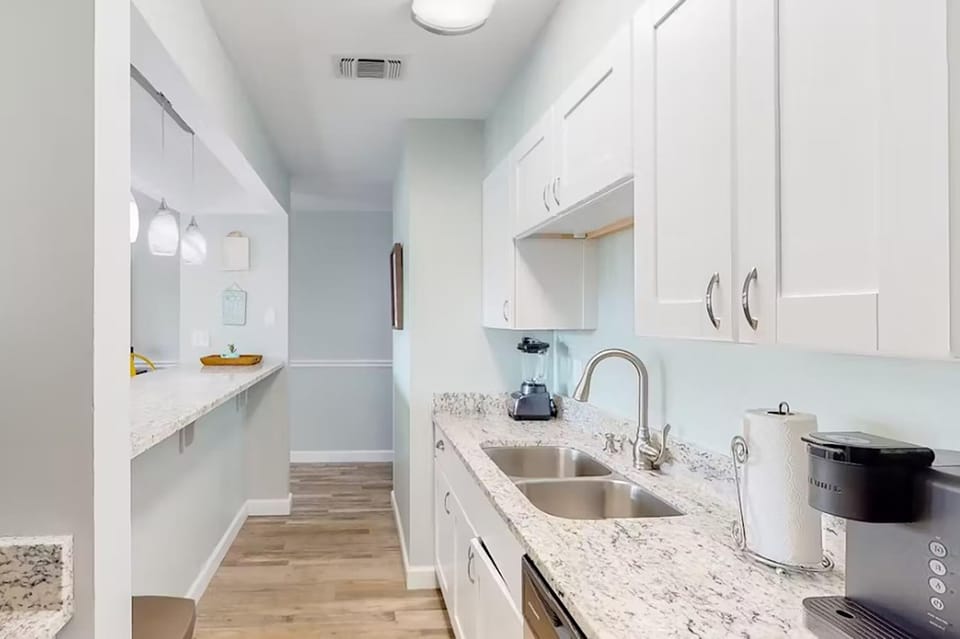 Condo, 1 Queen Bed with Sofa bed (Endless Summer D5) | Private kitchen | Oven, toaster