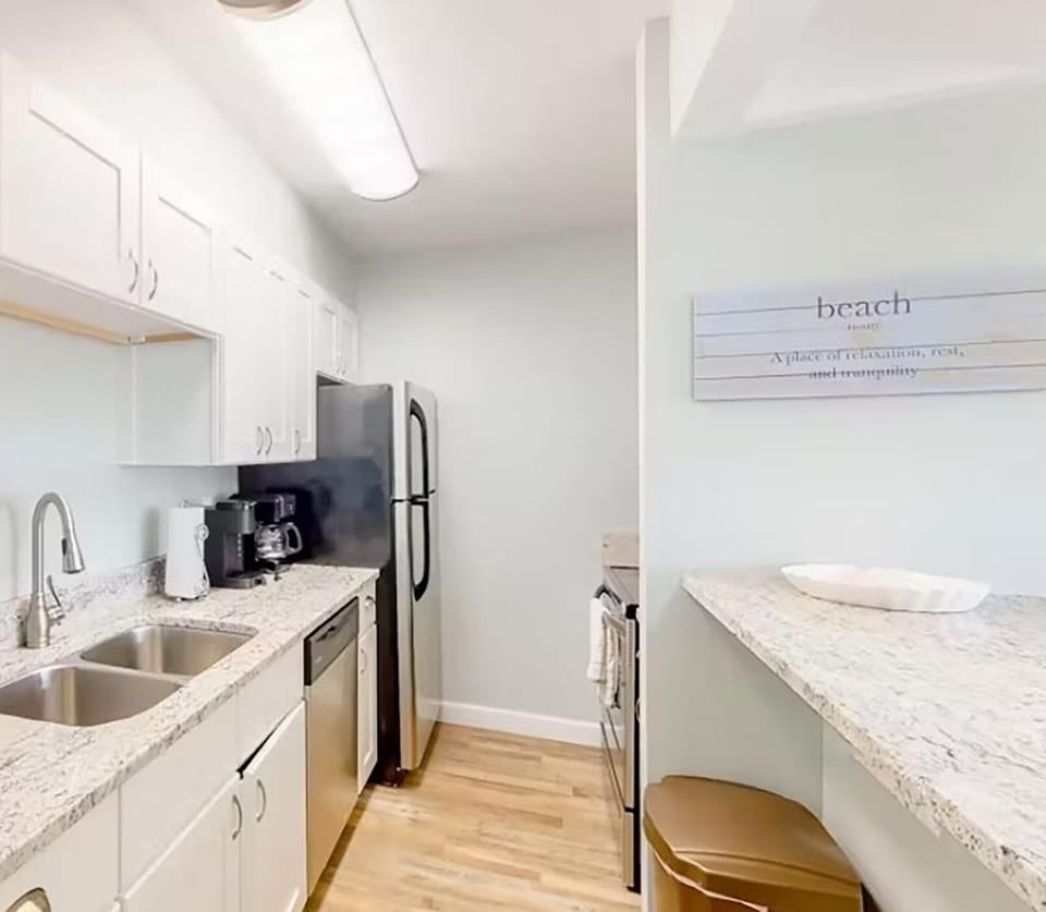 Condo, 1 Queen Bed with Sofa bed (Endless Summer D5) | Private kitchen | Oven, toaster