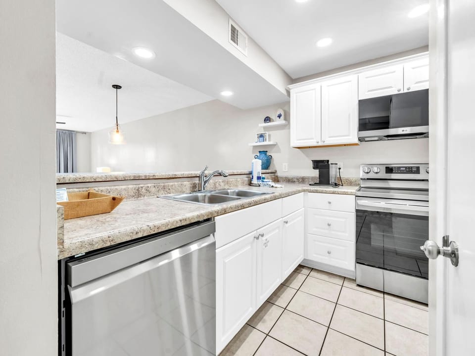 Condo, Multiple Beds (Edgewater Golf Villa 3204) | Private kitchen