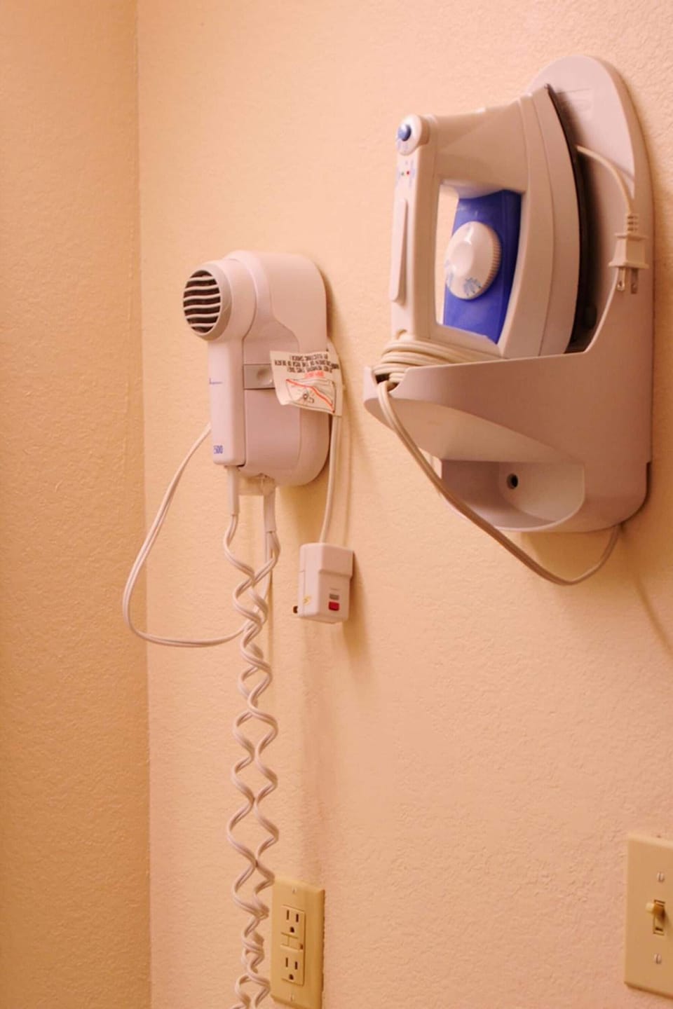 Combined shower/tub, free toiletries, hair dryer, towels