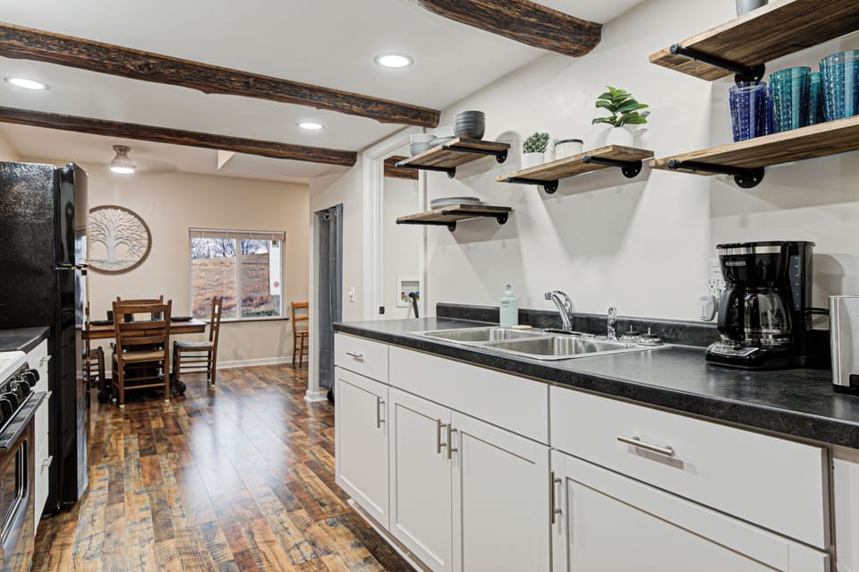 Cabin, 2 Bedrooms, Kitchen, Lake View | Private kitchen