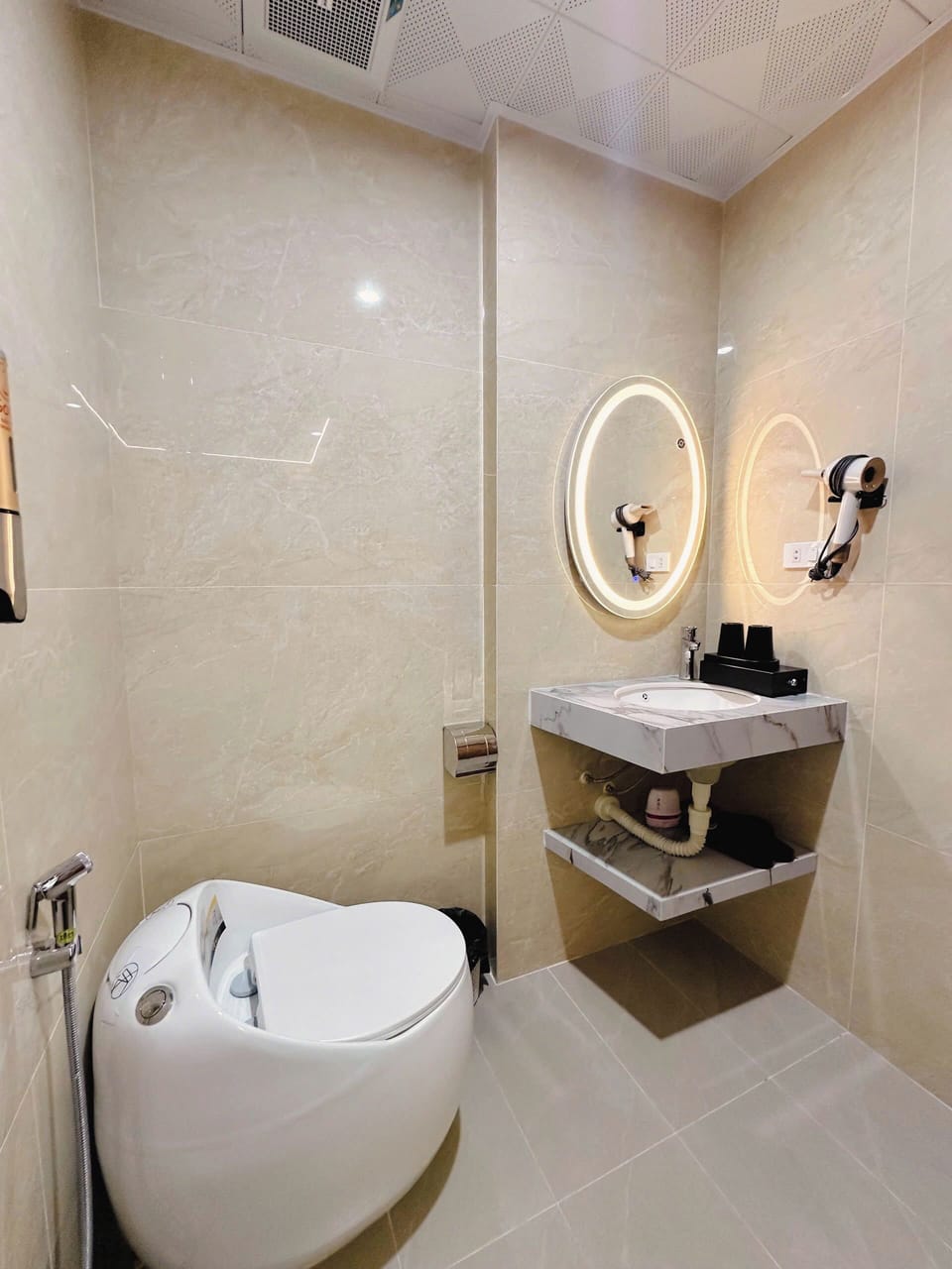 Combined shower/tub, hair dryer, slippers, towels
