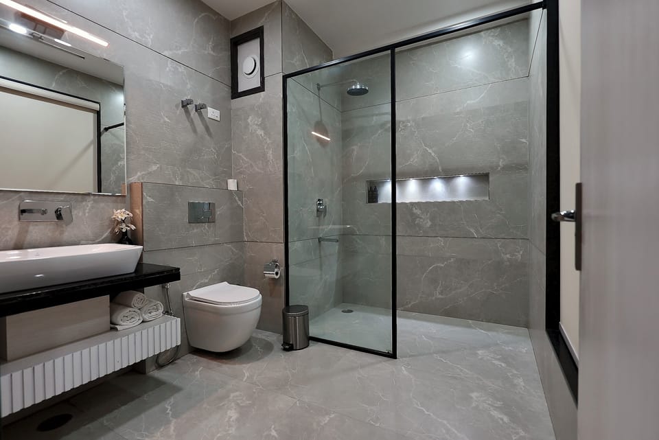 Pearl Room Double/Twin | Bathroom | Free toiletries, hair dryer, slippers, towels