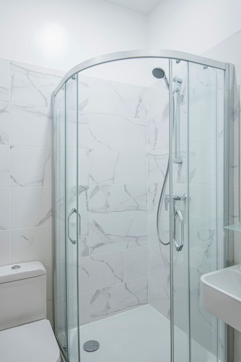 Economy Double Room | Bathroom | Free toiletries, hair dryer, towels