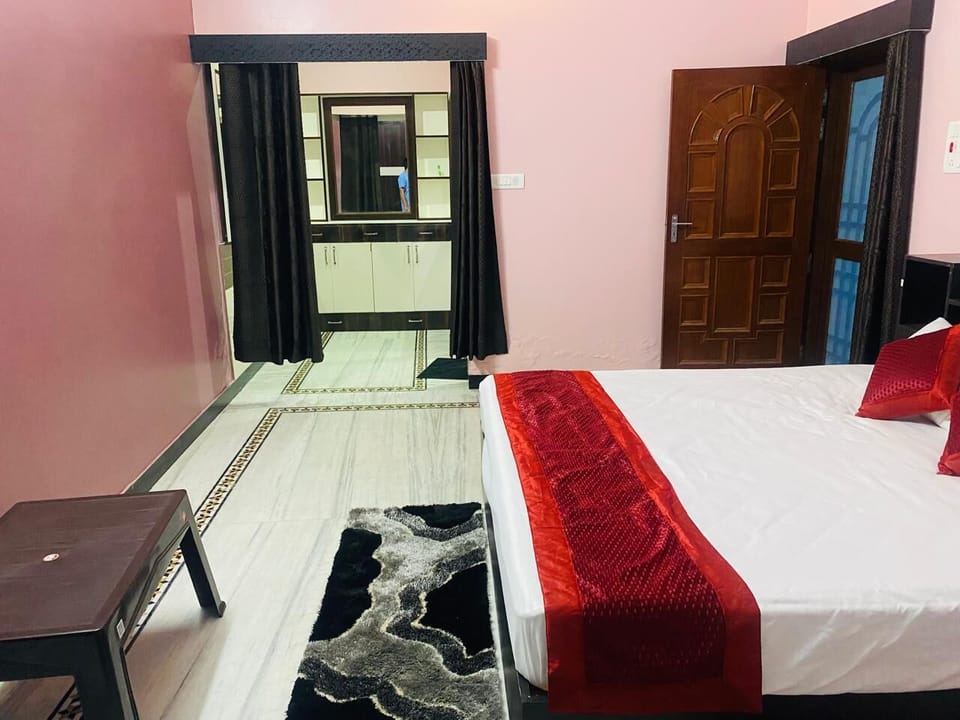 Deluxe Room | Desk, free WiFi