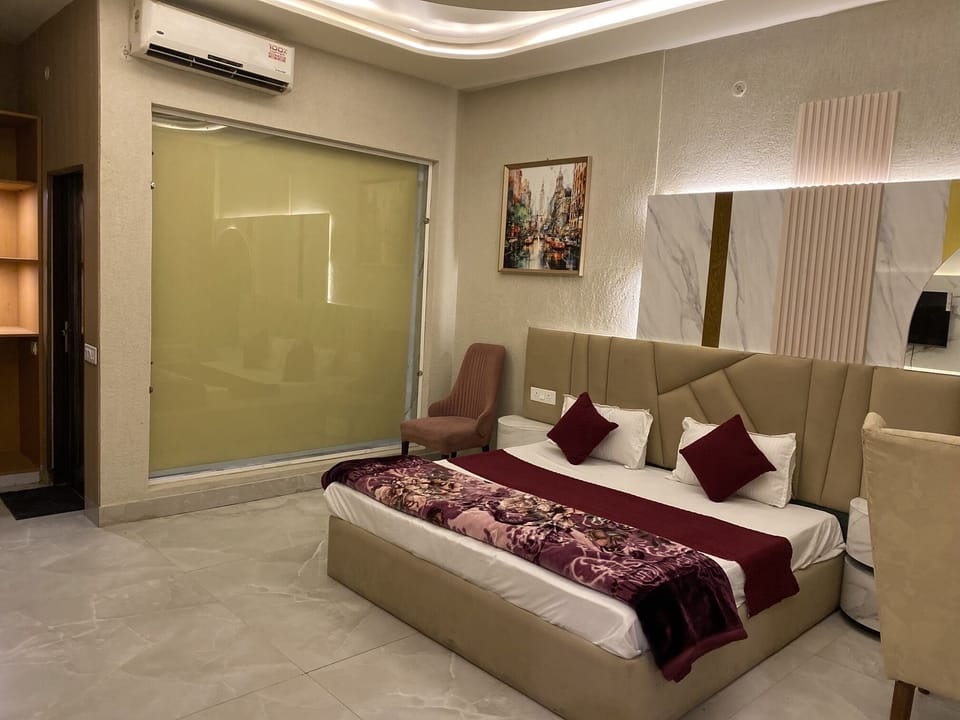 Premium bedding, down comforters, memory foam beds, minibar