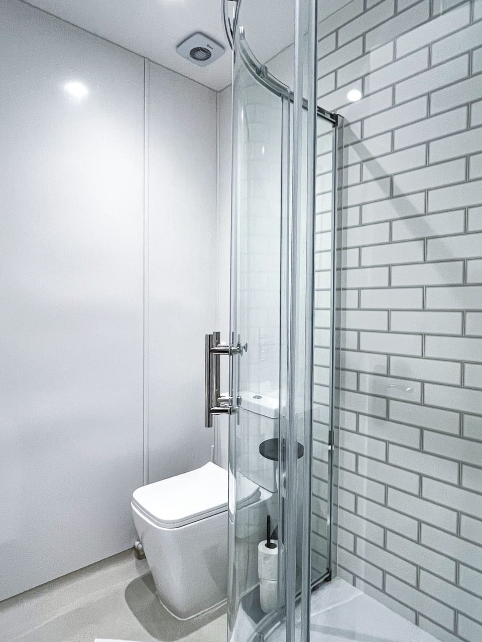 Economy Room, 1 Double Bed, Non Smoking, Air conditioning | Bathroom | Shower, rainfall showerhead, hair dryer, towels