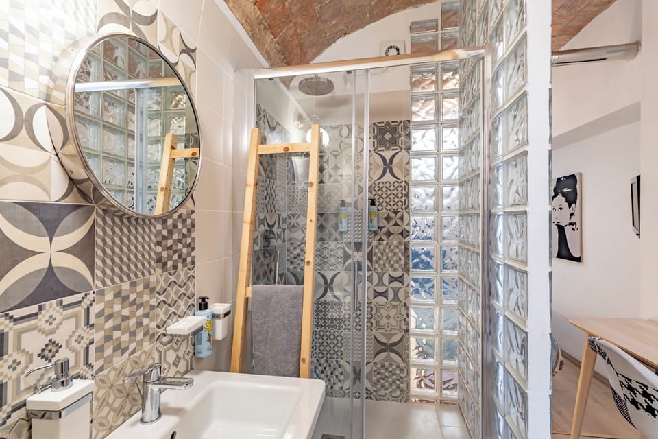 Basic Room | Bathroom | Shower, hair dryer, slippers, bidet