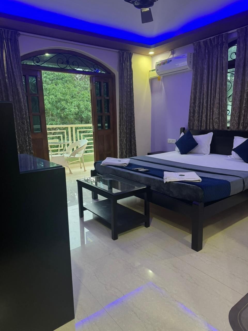 Deluxe Studio Suite, Balcony, City View | Desk, laptop workspace, blackout drapes, free WiFi