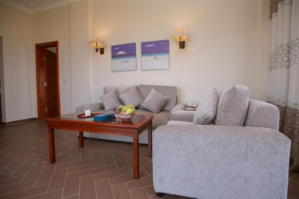 Deluxe Suite, Sea View | Minibar, wheelchair access