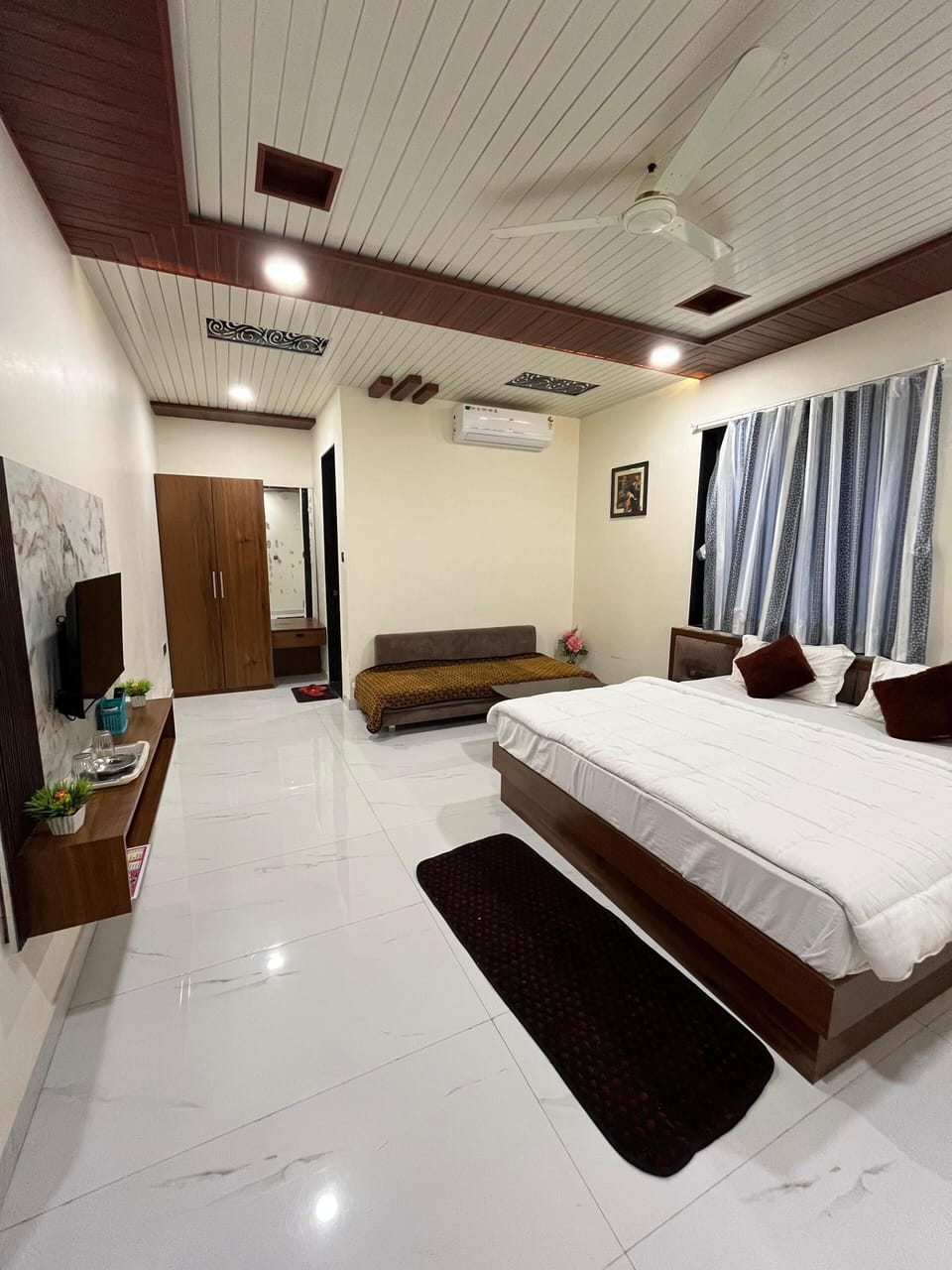 Suite | Rollaway beds (surcharge), WiFi (free), bed sheets