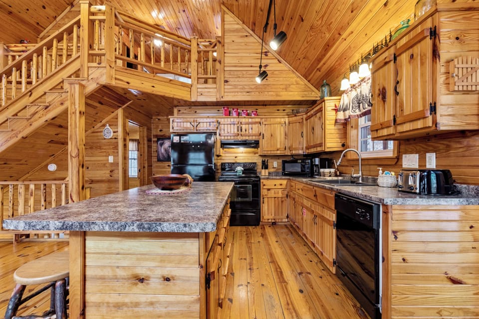 Family Cabin, 3 Bedrooms, Non Smoking, Mountain View | Private kitchen | Fridge, microwave, oven, stovetop