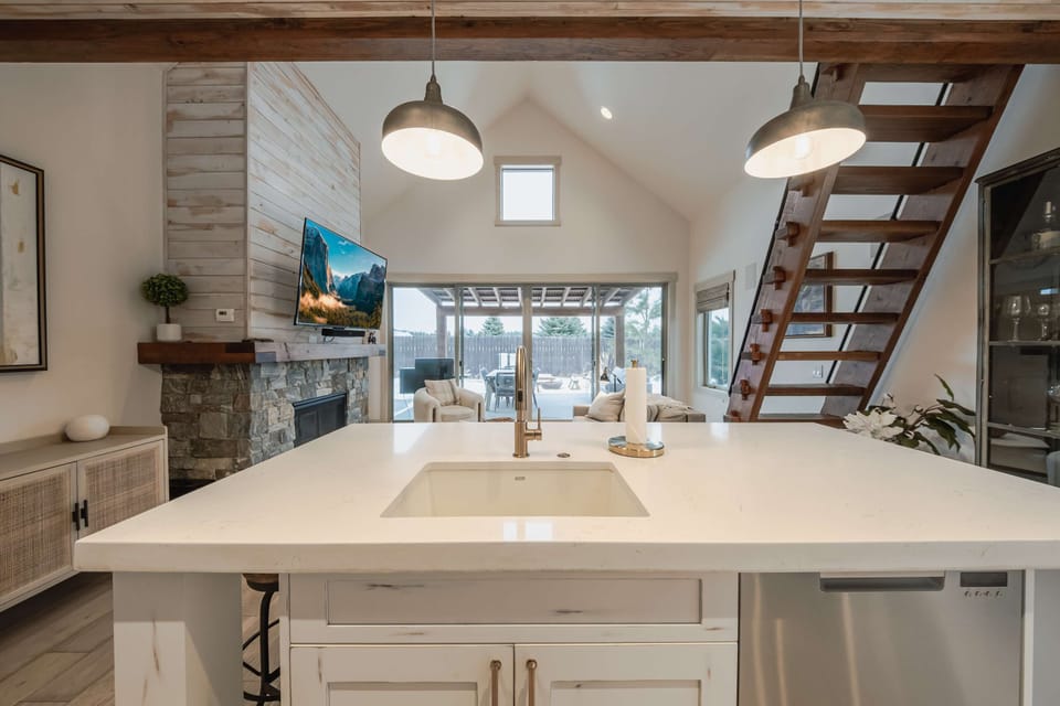 House, Multiple Beds, Hot Tub, Mountain View (Wilderness Club Golfer's Cottage) | Interior