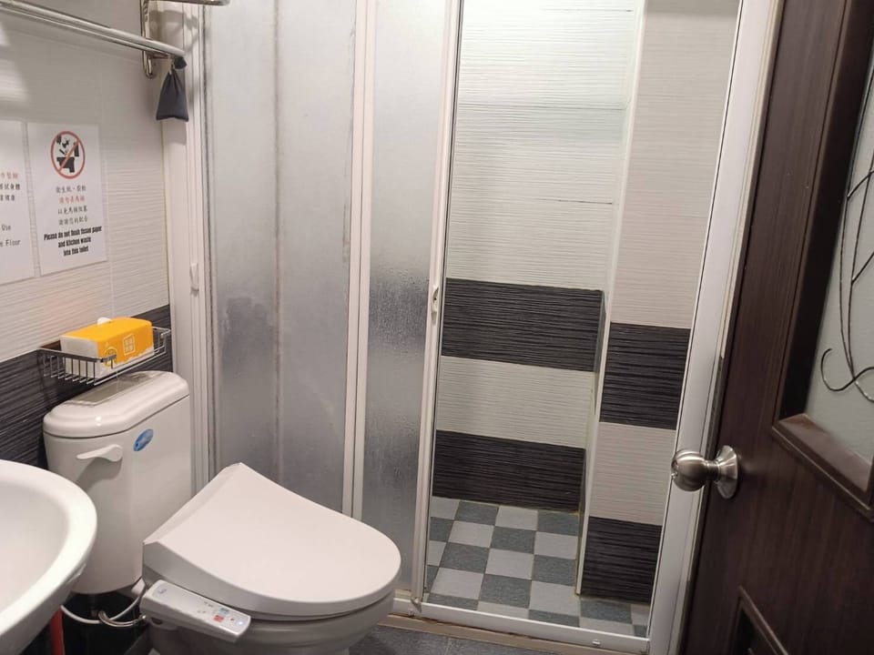 Comfort Quadruple Room | Bathroom | Shower, hair dryer, towels, shampoo