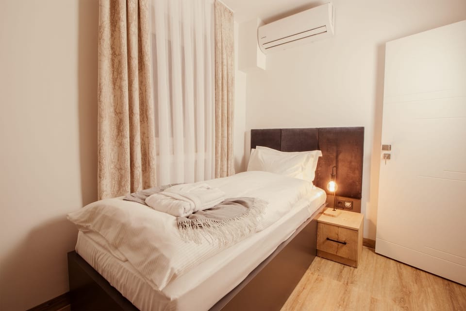 Single Room, Non Smoking, Air conditioning | In-room safe, desk, blackout drapes, free WiFi