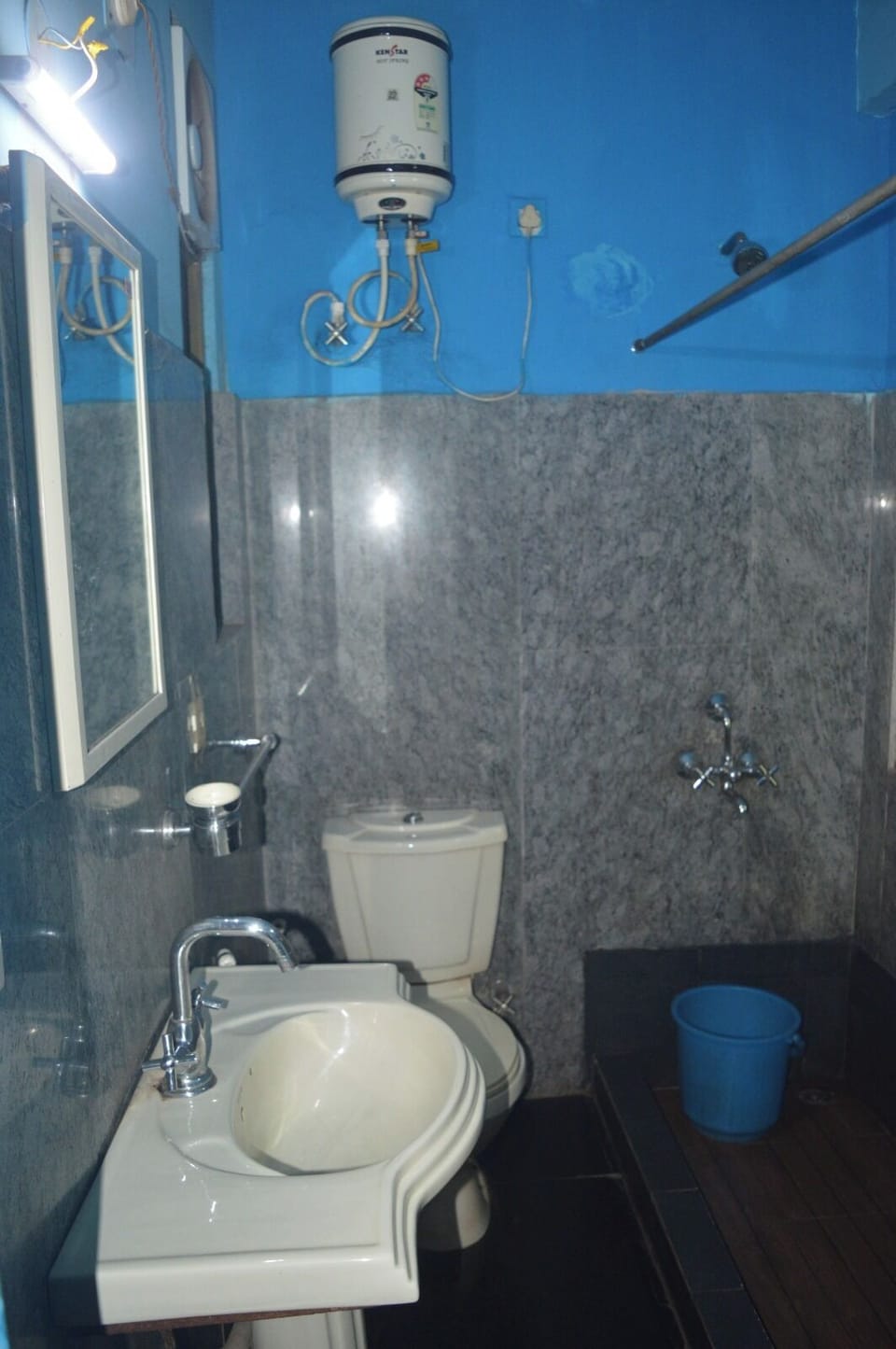 Deluxe Room, City View | Bathroom | Shower, towels, soap, shampoo