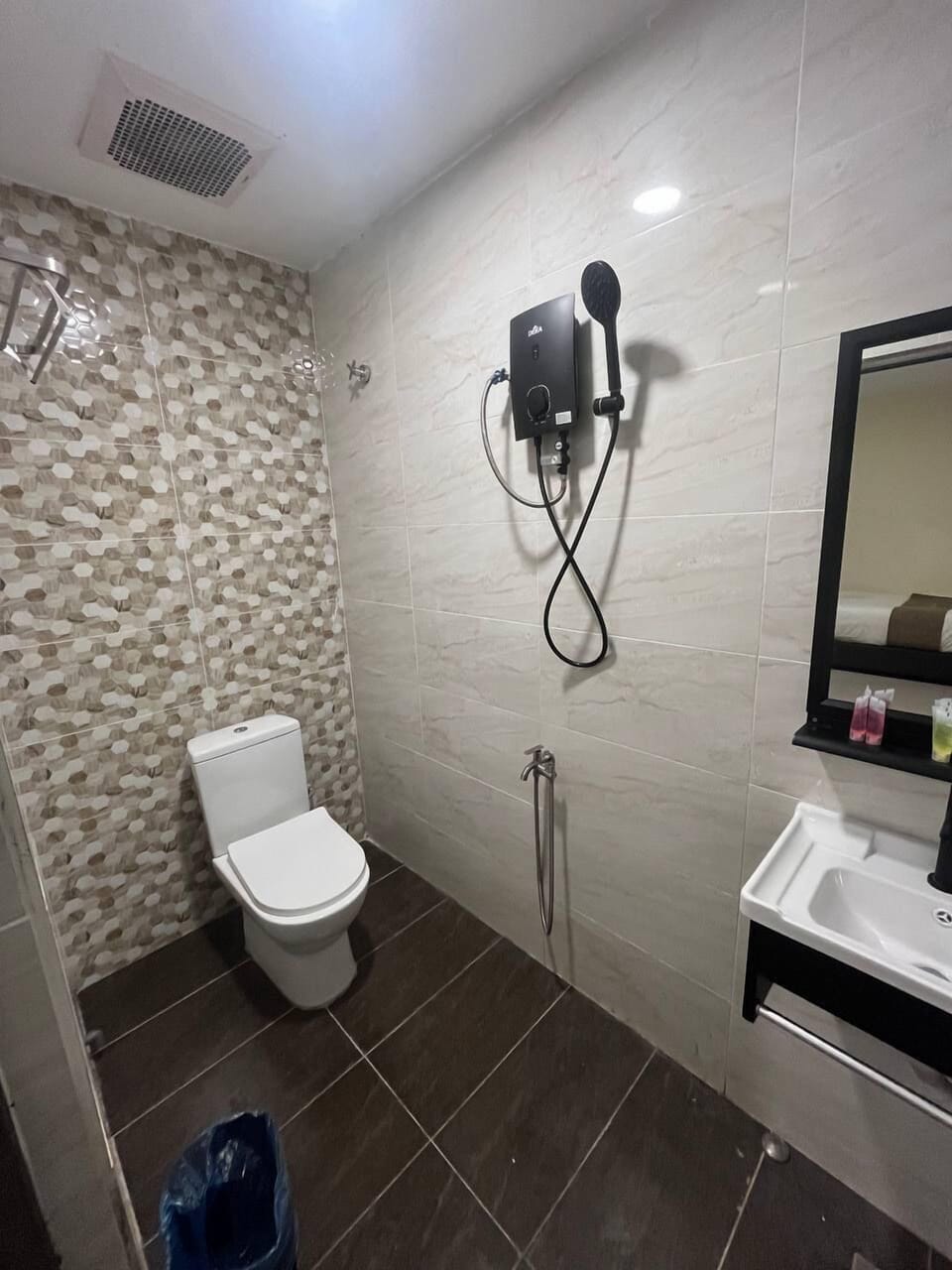 Standard Twin Room | Bathroom | Free toiletries, towels, shampoo, toilet paper