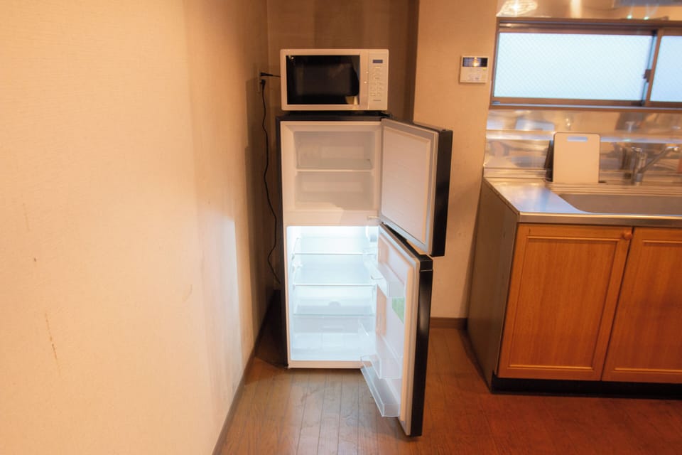 Deluxe Apartment | Private kitchen | Microwave, stovetop, cookware/dishes/utensils