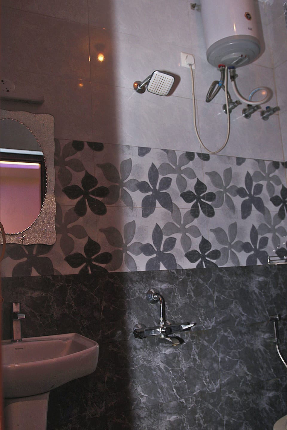 Deluxe Suit Room | Bathroom | Free toiletries, towels, soap, toilet paper