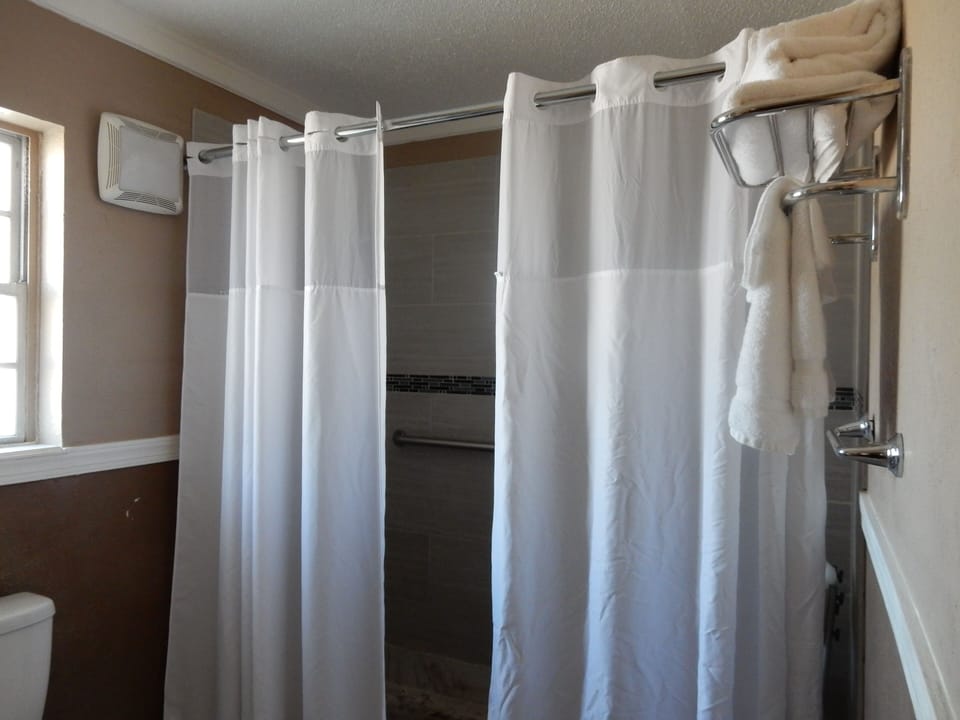 Economy Single Room, 1 Bedroom, Accessible | Blackout drapes, soundproofing, free WiFi, bed sheets