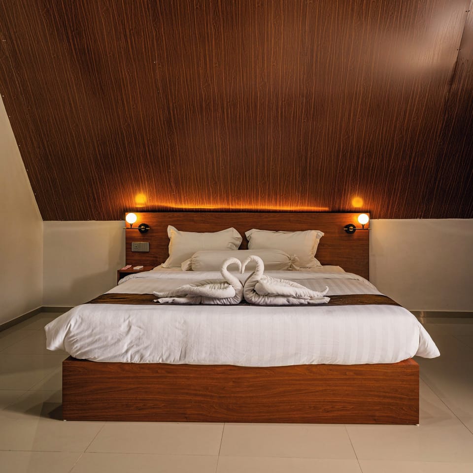 Minibar, desk, WiFi (free), bed sheets