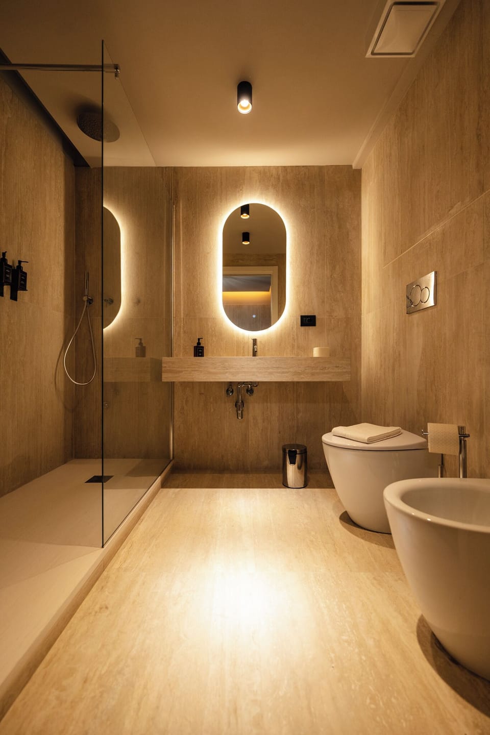 Superior Double Room, Private Bathroom | Bathroom | Shower, hair dryer, bidet, towels