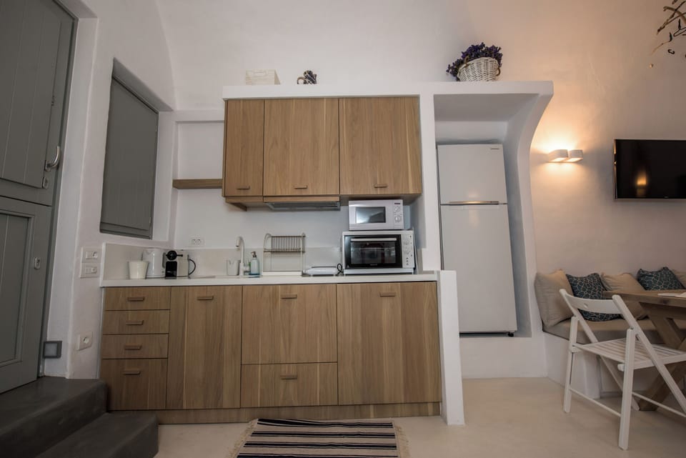 Deluxe Villa, 2 Bedrooms, Balcony, Sea View | 2 bedrooms, free WiFi