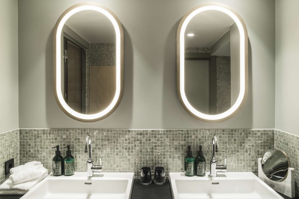 Suite (Norge) | Bathroom | Shower, hair dryer, towels