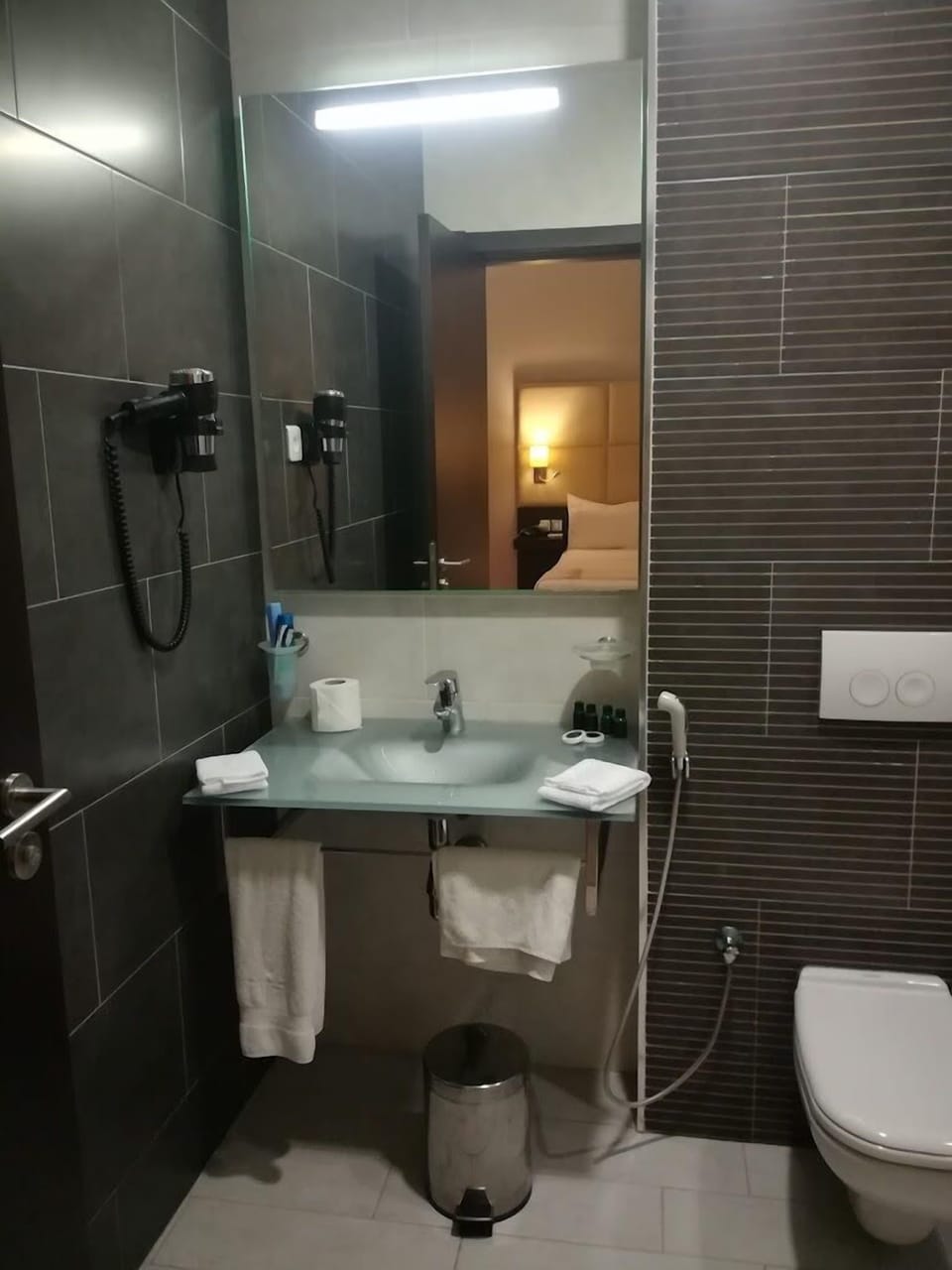 Standard Room | Bathroom | Shower, free toiletries, hair dryer, towels