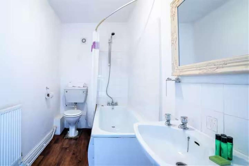 Apartment | Bathroom | Combined shower/tub, deep soaking tub, free toiletries, towels