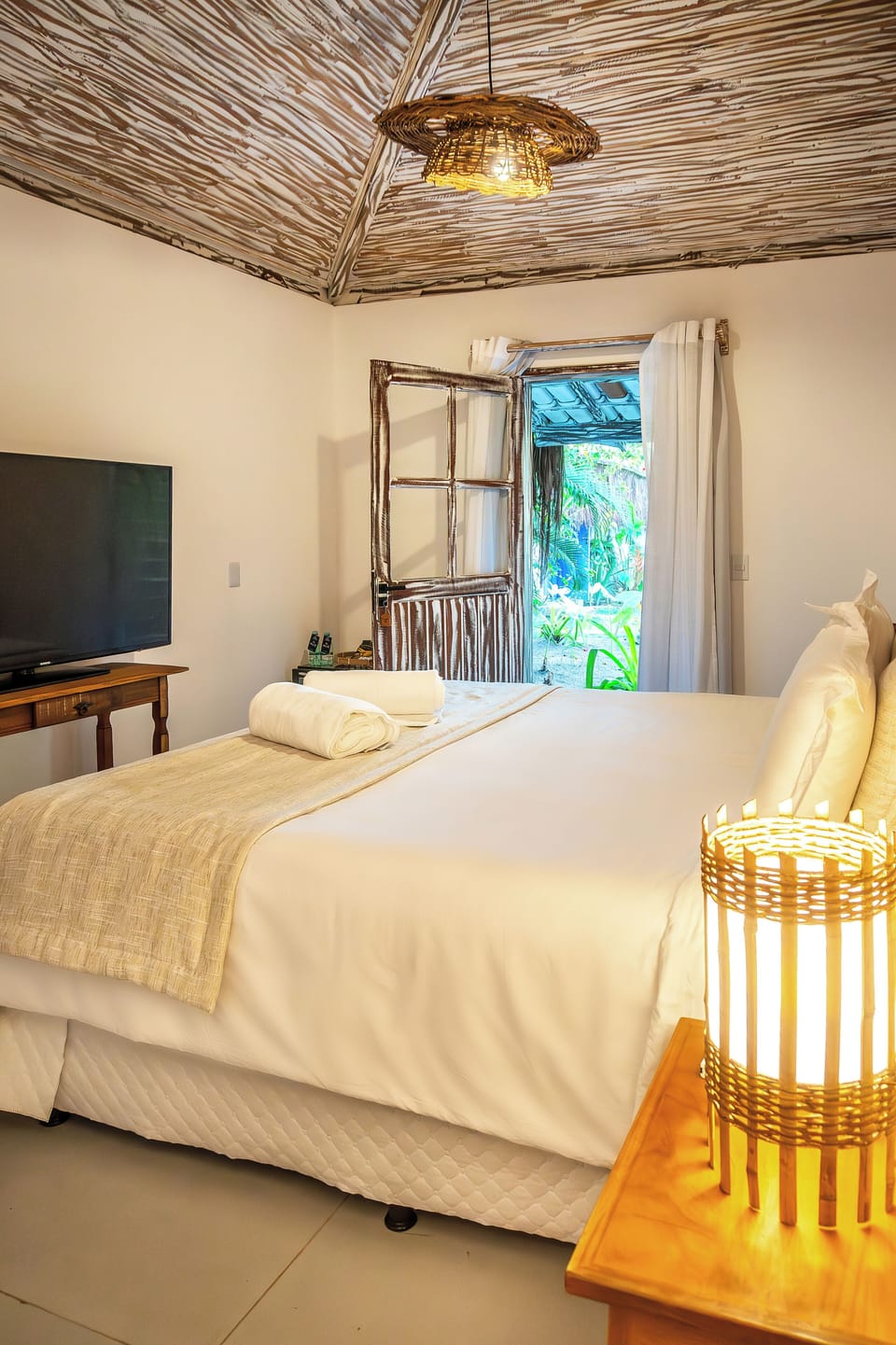 Luxo Superior com Escadas | Minibar, blackout drapes, iron/ironing board, free WiFi