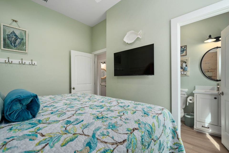 House, Multiple Beds, Patio, Pool View (St. Jo's Bungalow) | 3 bedrooms, individually decorated, individually furnished, bed sheets