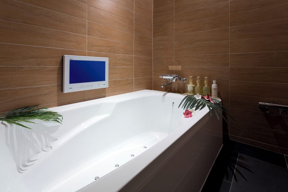 Standard Double Room, 1 King Bed | Bathroom | Separate tub and shower, free toiletries, hair dryer, bathrobes