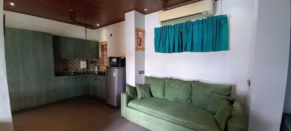 Deluxe Studio Suite, Lake View | Living area