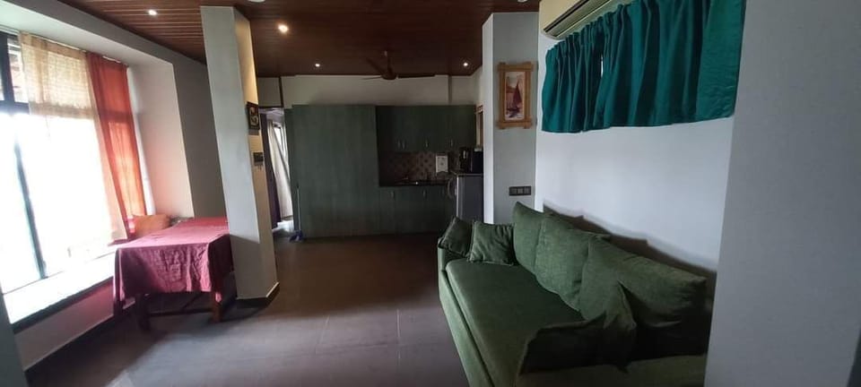 Deluxe Studio Suite, Lake View | Living area