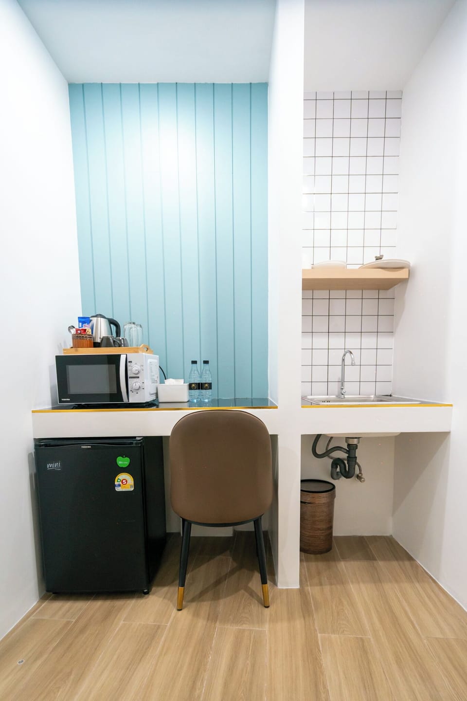 R101 - Budget Twin Room No Windows | Private kitchen | Fridge, microwave, dishwasher, cookware/dishes/utensils