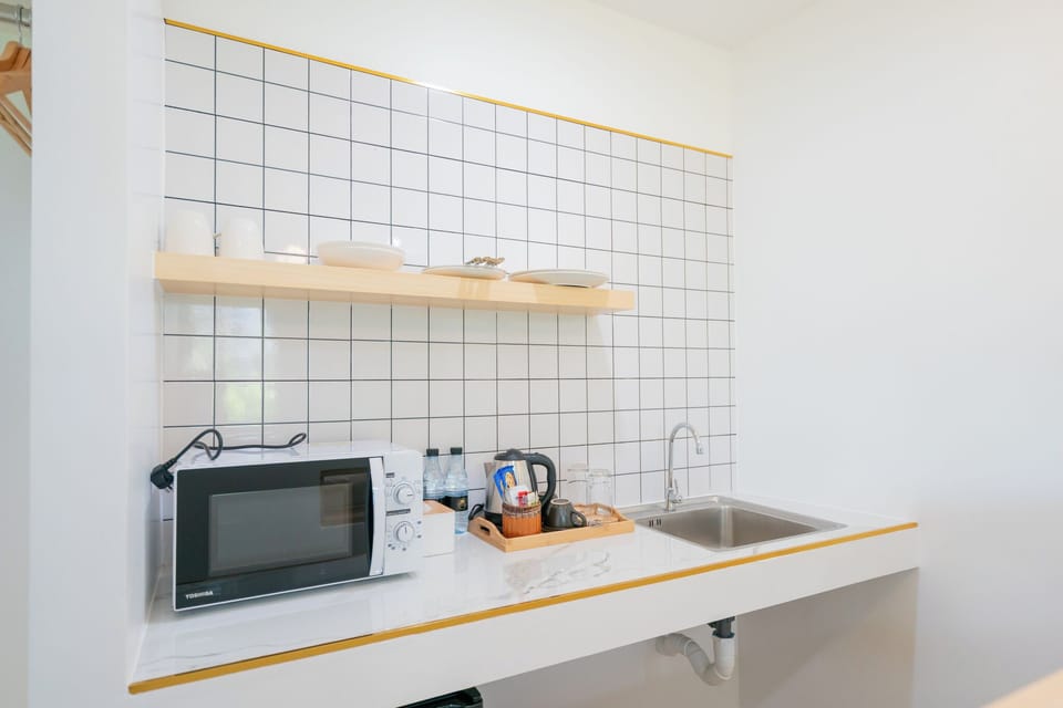 Fridge, microwave, dishwasher, cookware/dishes/utensils