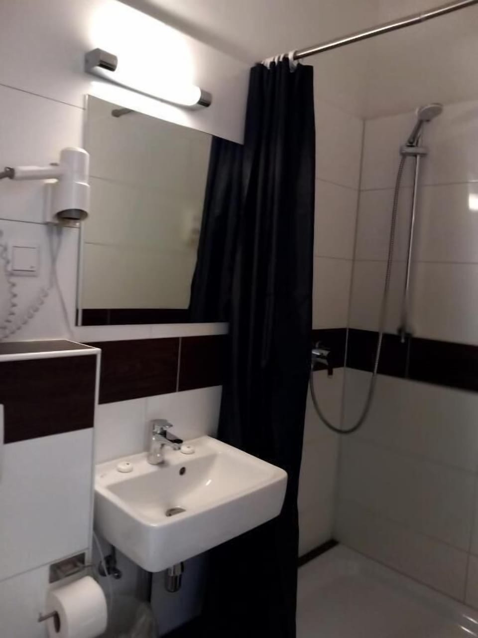 Standard Single Room | Bathroom | Shower, hair dryer, towels, soap