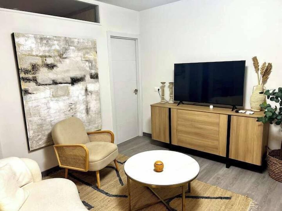 Comfort Apartment, 3 Bedrooms | Living room