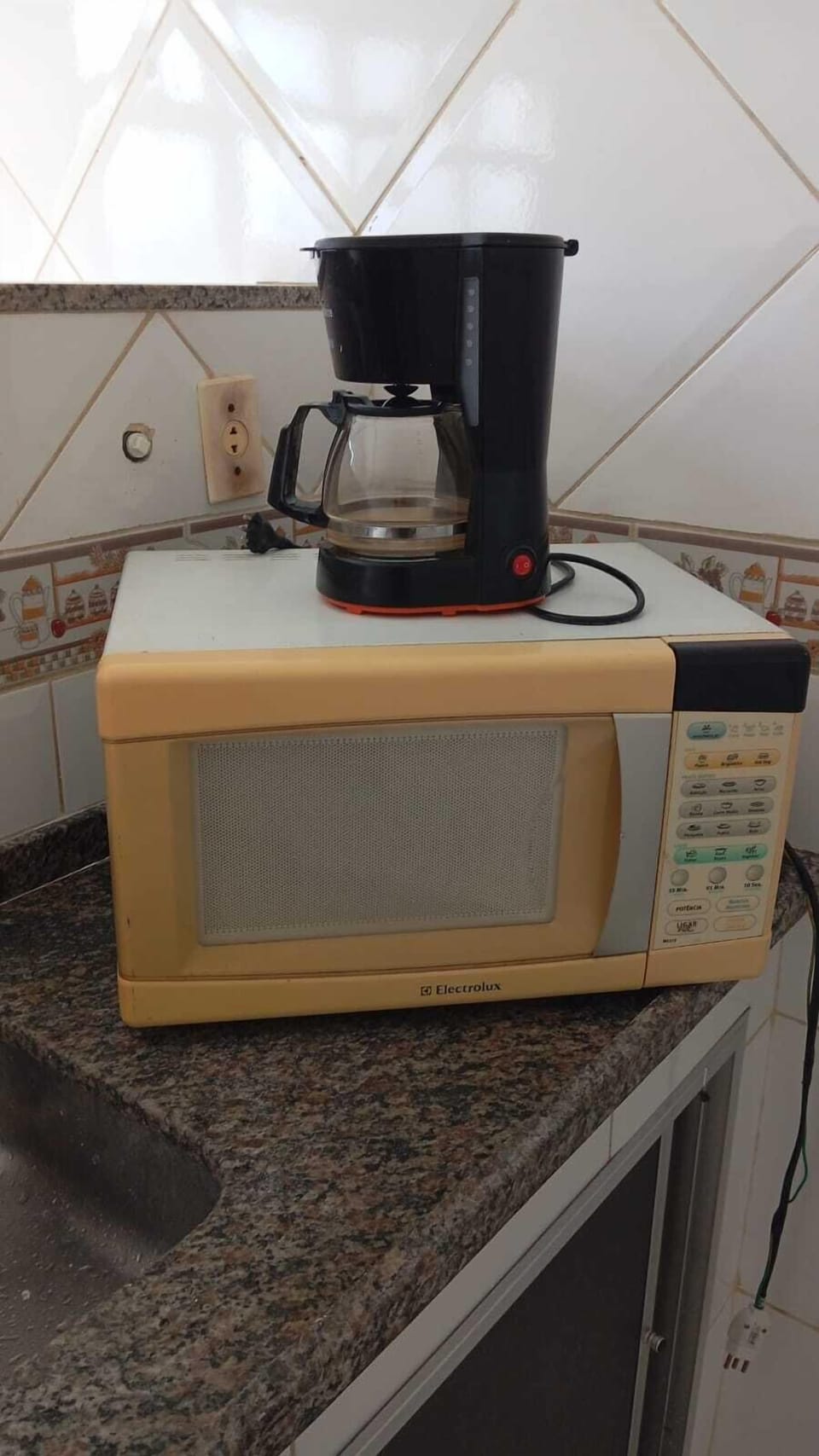 Basic Apartment, City View | Private kitchen | Mini-fridge, microwave, cookware/dishes/utensils, dining tables