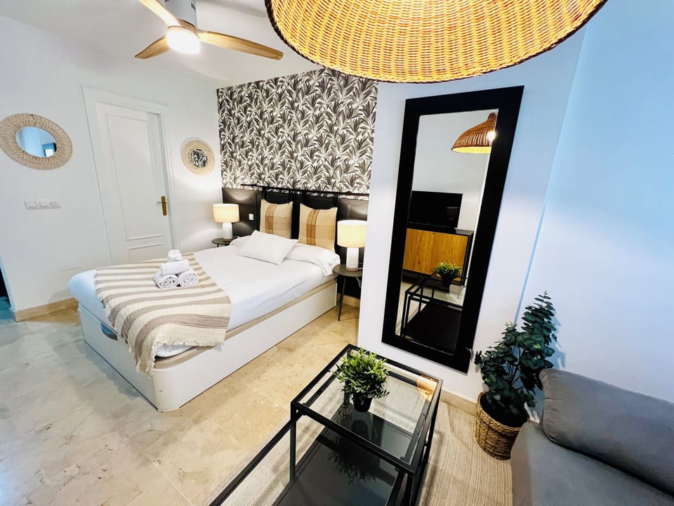 Classic Studio, 1 Queen Bed | Laptop workspace, free WiFi