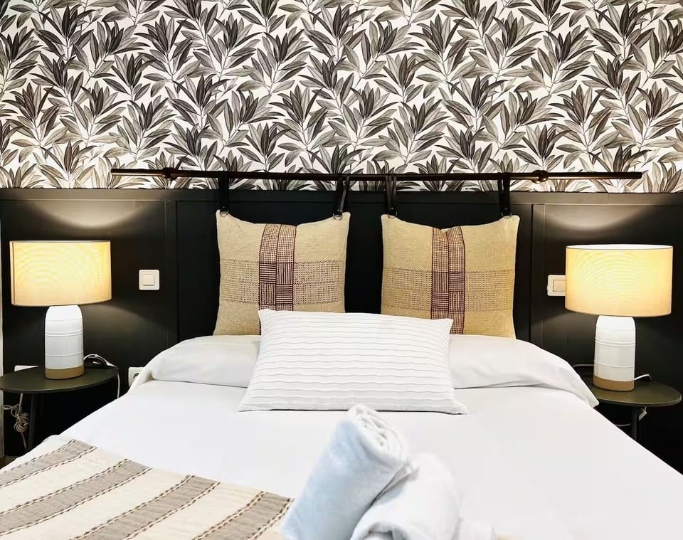 Classic Studio, 1 Queen Bed | Laptop workspace, free WiFi
