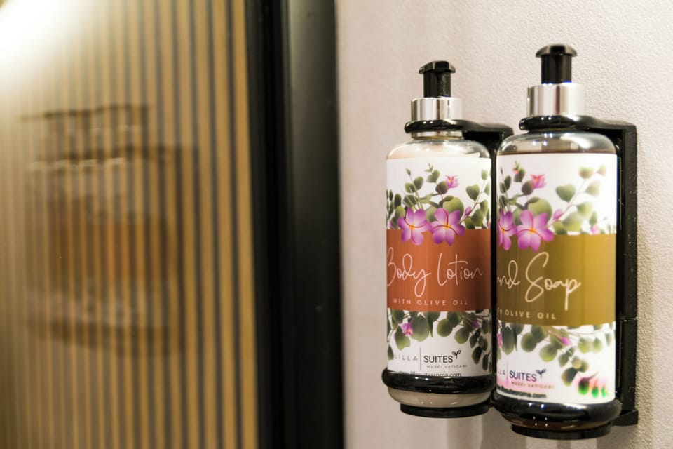 Family Room | Bathroom | Shower, free toiletries, hair dryer, bidet