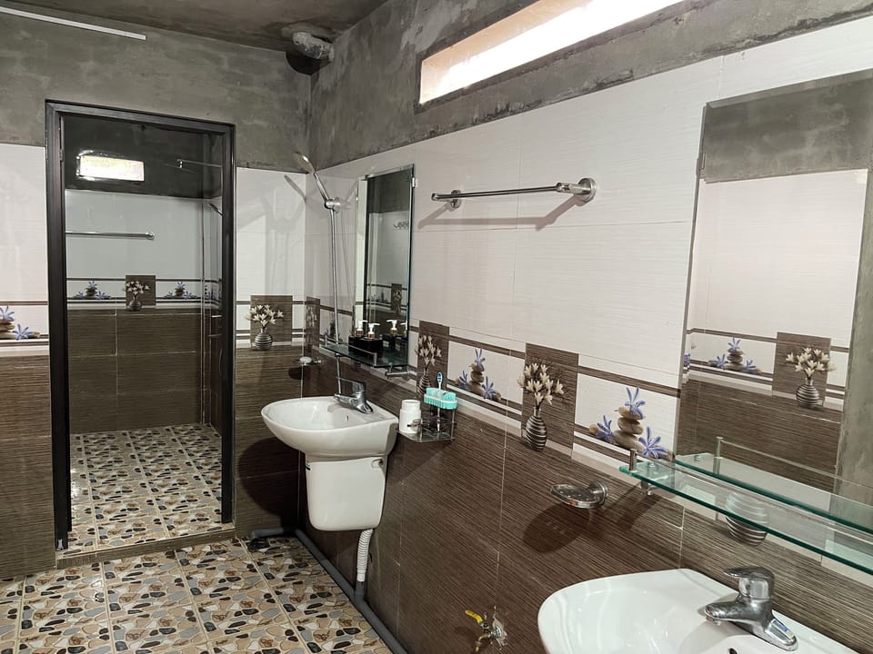 Comfort Double Room Single Use, Courtyard View | Bathroom | Rainfall showerhead, free toiletries, hair dryer, slippers