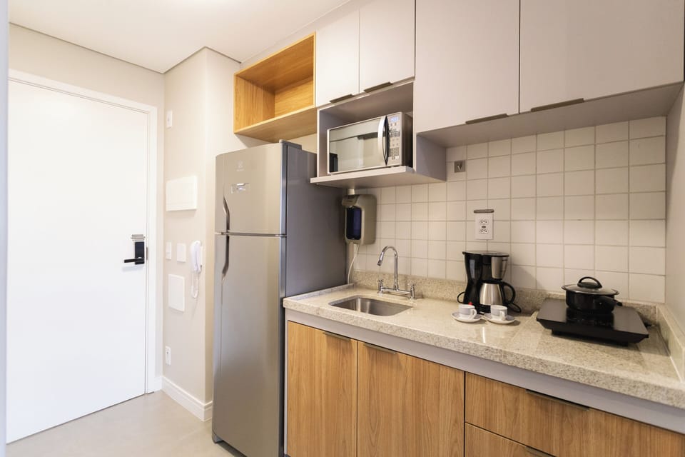 Studio | Private kitchen | Fridge, microwave, stovetop, cookware/dishes/utensils