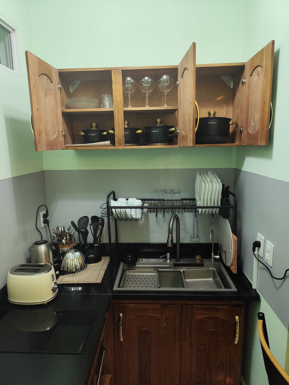 Full-size fridge, oven, stovetop, dishwasher