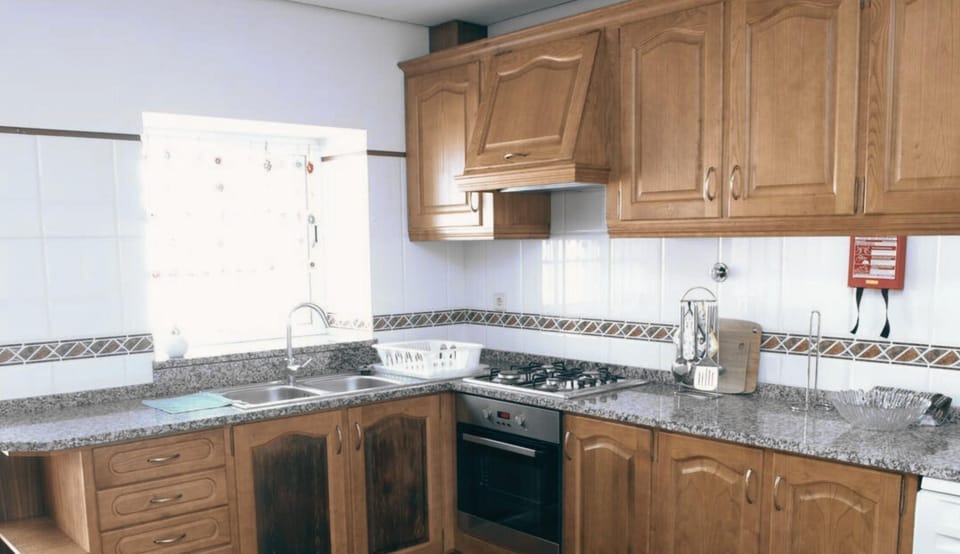 Family Townhome | Private kitchen | Full-size fridge, microwave, oven, stovetop